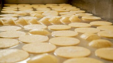 O queijo Alagoa é salgado em salmoura. Foto: Débora Barros/Acervo pessoal
