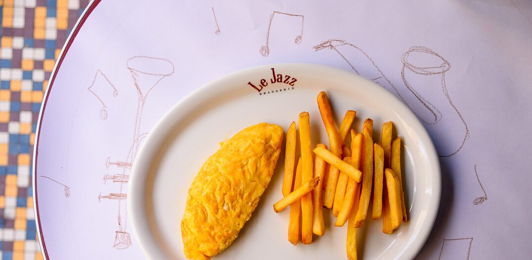 Omelete com batata frita no menu do Le Jazz. Foto: Lucas Terribili 