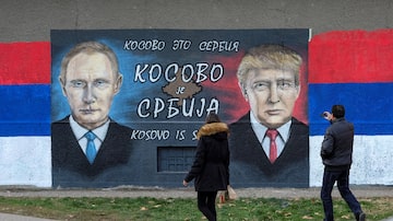 Mural em Belgrado exibe Putin e Trump ao lado de mensagem nacionalista; kosovares buscam contatos nos EUA para reverter ação dos russos. Foto: REUTERS/Marko Djurica