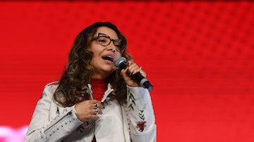 Rosangela "Janja" da Silva, wife of Brazilian presidential pre-candidate for the leftist Workers Party (PT) and former President (2003-2010) Luiz Inacio Lula da Silva, sings during a political rally in Brasilia, on July 12, 2022. (Photo by EVARISTO SA / AFP). Foto: EVARISTO SA / AFP