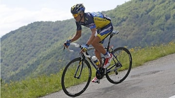 Contador foi campeão das três principais competições do ciclismo, mas teve carreira manchada por caso de doping. Foto: Guillaume Horcajuelo / EFE