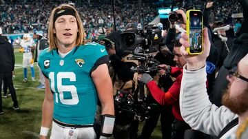 Jacksonville Jaguars quarterback Trevor Lawrence (16) walks off the field after an NFL wild-card football game against the Los Angeles Chargers, Saturday, Jan. 14, 2023, in Jacksonville, Fla. Jacksonville Jaguars won 31-30. (AP Photo/Chris Carlson). Foto: Chris Carlson/ AP