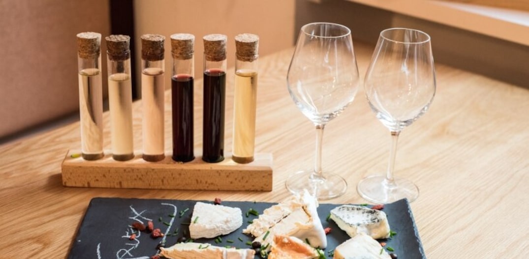 Bar oferece casamento entre queijos e vinhos. Foto: Les Petis Crus 