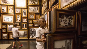 Criança observa fotografia no Museu do Futebol durante passeio do Projeto Felicidade. Foto: Amanda Perobelli/Estadão