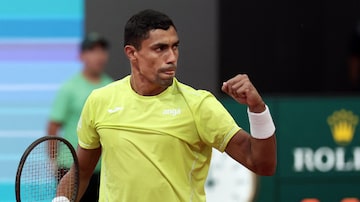 Brazil's Thiago Monteiro gestures against Greece's Stefanos Tsitsipas during their second round of the 2024 ATP Tour Madrid Open tournament tennis match at Caja Magica in Madrid on April 27, 2024. (Photo by Thomas COEX / AFP). Foto: Thomas Coex/THOMAS COEX