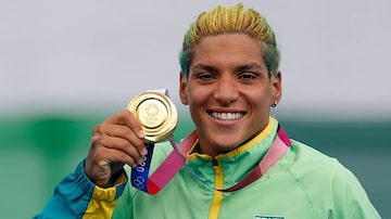 Ana Marcela Cunha ganha a medalha de ouro na maratona aquática nos Jogos de Tóquio. Foto: Satiro Sodré/Cbda