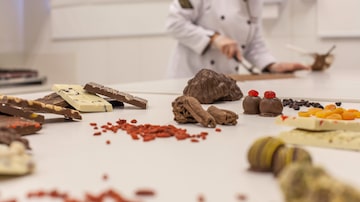 Chefe trabalha na confecção de chocolates da Chocolate Lugano. Foto: Chocolate Lugano/Divulgação][