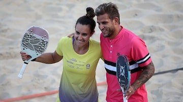 Rafael Moura, que ainda não se aposentou do futebol, ao lado de Rafaella Miiller, número 3 do mundo no feminino de beach tennis. Foto: Wilton Junior / Estadão