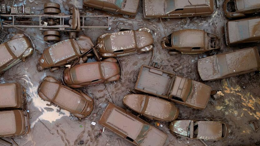 Veículos cobertos pela lama após enchente em Encantado. Foto: Diego Vara/Reuters