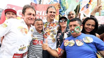 Apoio.O governador Camilo Santana (no centro) reuniu 16 partidos em sua coligação e isolou o candidato tucano no Estado. Foto: Camilo Santana / Facebook