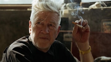 Lynch. A imagem recorrente do artista: sempre envolto numa nuvem de fumaça de cigarro. Foto: Fenix Filmes