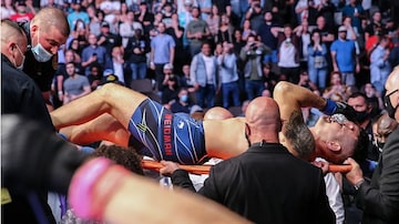 No UFC 261, Chris Weidman fratura a perna em chute idêntico ao de Anderson Silva. Foto: Alex Menendez/AFP