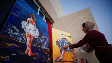 Artista palestina Abeer Jibril trabalha em suas pinturas de bailarina na Cidade de Gaza. Foto: REUTERS/Mohammed Salem