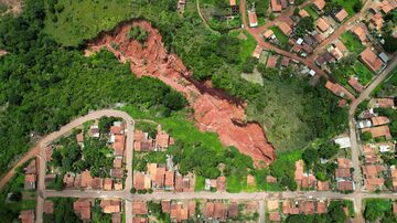 An aerial view shows a hole created by landslides in past years and increased due to recent heavy rains, in Buriticupu in Maranhao state Brazil, March 28, 2023. REUTERS/Mauricio Marinho NO RESALES. NO ARCHIVES     TPX IMAGES OF THE DAY. Foto: Mauricio Marinho/Reuters