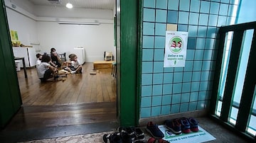 Professores da Escola Projeto Vida indicam que os alunos precisam tirar os sapatos antes de entrar na sala de aula. Foto: Felipe Rau/ Estadão