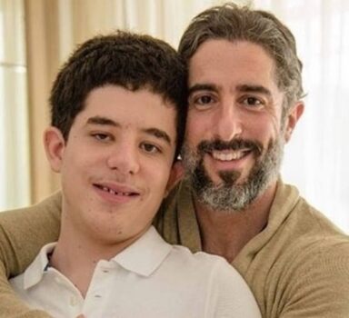 
Descrição da imagem #pracegover: O apresentador Marcos Mion está abraçado ao filho Romeo Mion. Os dois estão olhando para a câmera e sorrindo. Crédito: Reprodução.

