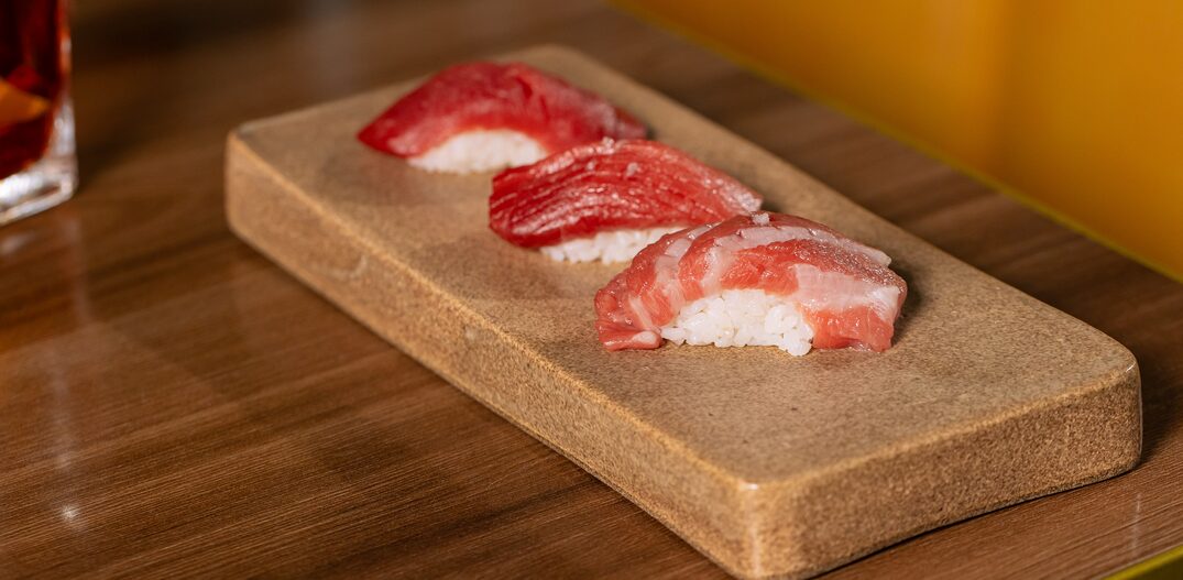 três sushis de atum. Foto: Estúdio Movo