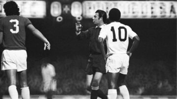 Último título do Campeonato Paulista conquistado por Pelé deu-se em 1973. Santos e Portuguesa dividiram a taça. Foto: Arquivo/Estadão