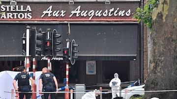 Peritos trabalham no local em que atirador matou 3 pessoas em Liège, na Bélgica. Foto: AP Photo/Geert Vanden Wijngaert