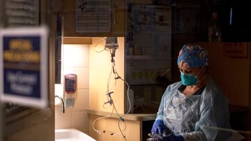 A enfermeira Donna Sutton trata um paciente de covid-19 em um hospital em Alma, Michigan; Estado tem uma das maiores altas nos EUA. Foto: Nic Antaya / The New York Times