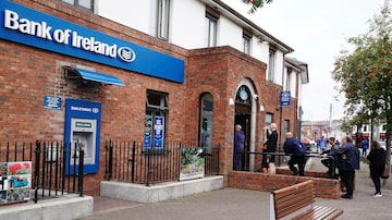People queue to enter a Bank of Ireland branch in Finglas village, Dublin, Wednesday Aug. 16, 2023. Some Bank of Ireland customers were able to withdraw money they did not have Tuesday and early Wednesday, thanks to an hours-long technical glitch that also halted many of the bank’s online services. The outage allowed some customers to transfer and withdraw funds “above their normal limits,” the Bank of Ireland said. (Brian Lawless/PA via AP). Foto: Brian Lawless/PA via AP