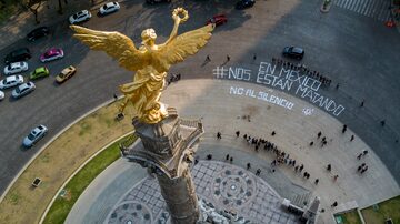 No Anjo da Independência, emblemático monumento da capital mexicana, foram pintadas as palavras "Estão nos matando". Foto: Hector Vivas via Derecho a Informar via AP
