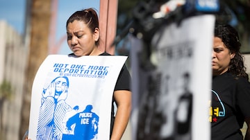 Ativistas protestam diante de escritório de imigração em Phoenix após deportação de Guadalupe. Foto: Caitlin O'Hara/The New York Times