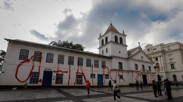 Frase “Olhai por nóis” (sic) foi pichada na fachada do Pátio do Colégio. Foto: Felipe Rau/Estadão