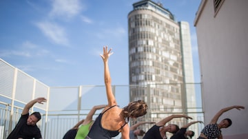 Moradores fazem yoga no topo do edifício Louvre, no centro da cidade de São Paulo. Foto: Tiago Queiroz/Estadão