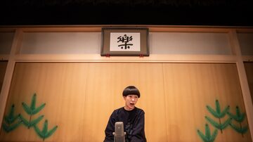 Niyo Katsura pratica o rakugo, ou contação de histórias clássica; artista enfrentou a rigidez dos papéis de gênero da sociedade japonesa. Foto: Shiho Fukada/The New York Times