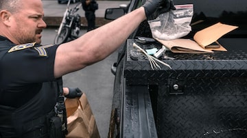Um policial confisca metanfetamina em Salem, Oregon, no mês passado. Muitos Estados do país passaram a legalizar a maconha medicinal e recreativa, mas somente Oregon removeu as penalidades criminais pela posse de drogas pesadas, como fentanil, heroína e metanfetamina.