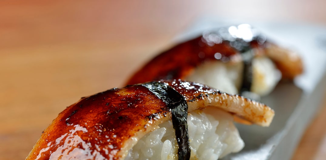 Sushi de papada de porco e tucupi preto. Foto: A casa do porco