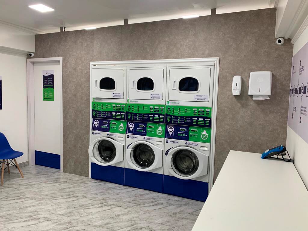 Lavanderia self-service LavPop, onde o cliente faz o manuseio das roupas e opera as máquinas de lavar