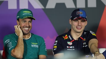 Sakhir (Bahrain), 28/02/2024.- Dutch driver Max Verstappen (R) of Red Bull Racing and Spanish driver Fernando Alonso of Aston Martin attend a press conference for the Formula One Bahrain Grand Prix, in Sakhir, Bahrain, 28 February 2024. The Formula 1 Bahrain Grand Prix is held on 02 March 2024. (Fórmula Uno, Bahrein) EFE/EPA/ALI HAIDER
