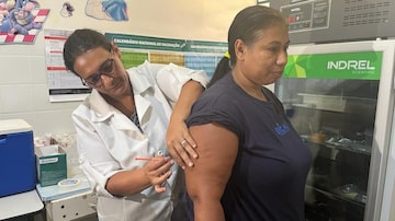 A vendedora Maria Aparecida Santana Carvalho Gonçalves tomou a primeira dose da vacina contra a dengue nesta quarta. Foto: Rogério Vidmantas/Prefeitura de Dourados