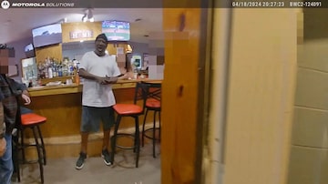 Frame do vídeo da câmera corporal da Polícia de Canton mostra Frank Tyson em um bar depois de bater seu carro, minutos antes de ser algemado. Ele morreu sob custódia policial. 