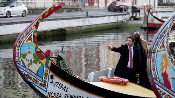 O candidato populista André Ventura, do Chega, aponta a direção para eleitores em um barco em Aveiro, em Portugal. Foto: EFE/EPA/JOSE COELHO