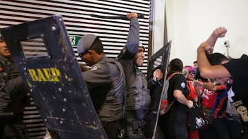 TQ SÃO PAULO 06.12.2023 NACIONAL Pancadaria e conflito na Alesp com manifestantes contra a privatização da Sabesp e policiais militares. FOTO TIAGO QUEIROZ / ESTADÃO. Foto: Tiago Queiroz
