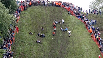 Competitors take part in the Cheese Rolling event on Coopers Hill in Gloucester, southern England, May 28, 2007. The annual tradition, which is thought to date back to Roman times, draws competitors from far afield to race 200 yards (182.88 metres) down a near vertical slope in pursuit of a seven-pound (3.17kg) Double Gloucester cheese.    REUTERS/Darren Staples   (BRITAIN). Foto: Darren Staples/ Reuters