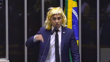 Usando peruca loura, o deputado Nikolas Ferreira (PL-MG) discursou durante sessão desta quarta-feira, 8, no Dia da Mulher. Foto: Reprodução de vídeo/Câmara dos Deputados