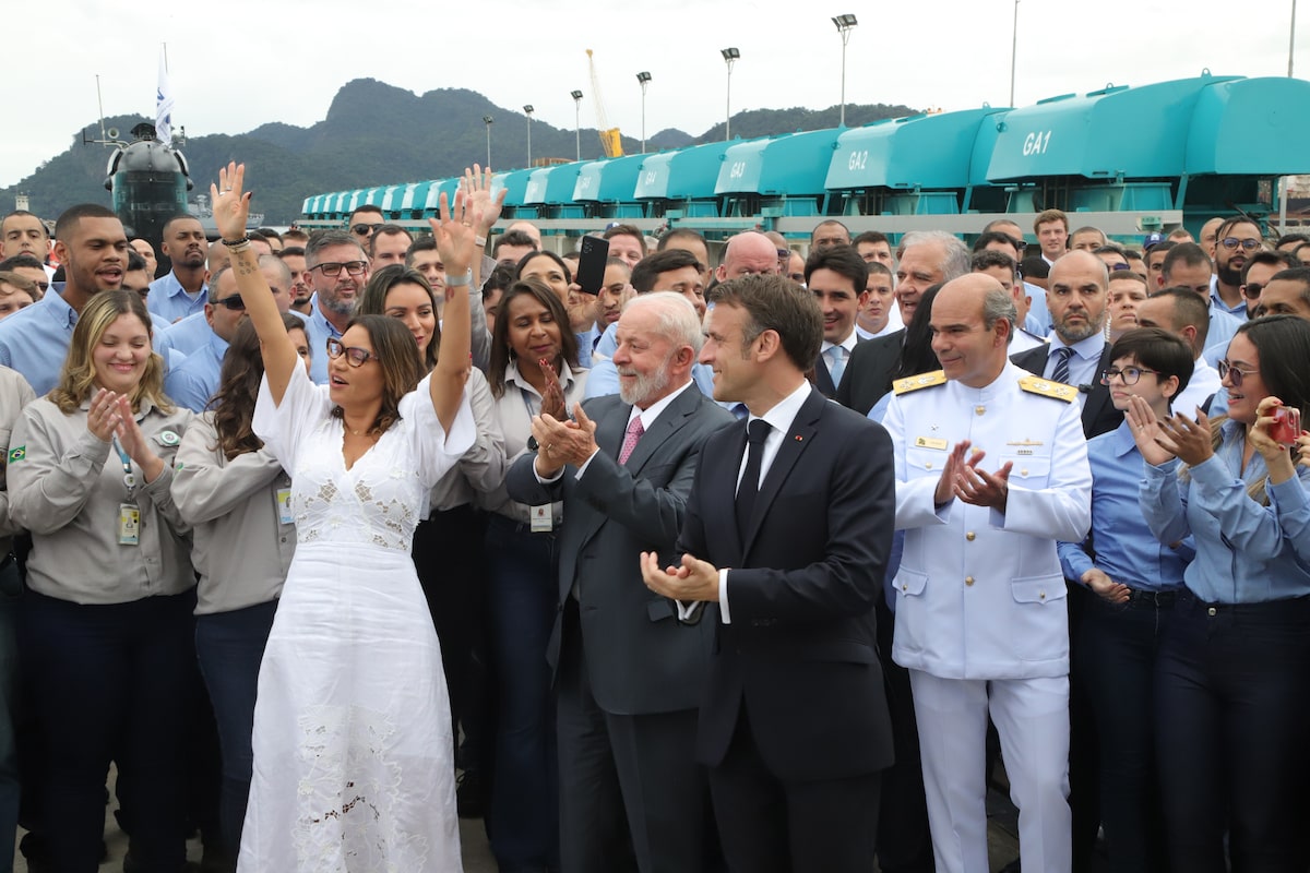 A festa no lançamento do submarino Tonelero com Janja, Lula e Macron no complexo naval de Itaguaí, no Rio. À direita, o almirante Olsen.