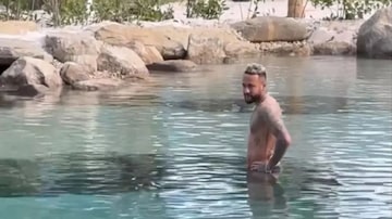 Neymar é visto usando o lago construído de maneira indevida. Foto: Reprodução