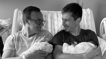 O secretário de Transporte dos EUA, PeteButtigieg, e seu marido Chasten apresentam pelas redes sociais seus filhos gêmeos. Foto: Arquivo Pessoal 
