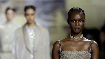 Modelo desfila criação da estilista Maria Grazia Chiuri para a Dior, na semana de Alta-Costura, em Paris. Foto: Gonzalo Fuentes/ Reuters