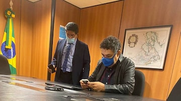 Gilmar (em pé) e Arilton no gabinete do MEC. Foto: Divulgação