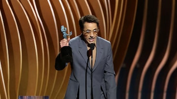 Robert Downey, Jr. recebendo o prêmio de melhor ator coadjuvante no SAG Awards, uma das cerimônias que precedem o Oscar em 2024