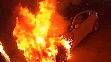 Jaguar de streamer incendiado por fã. Foto: Twitter/@KyleeCarterrr/Reprodução