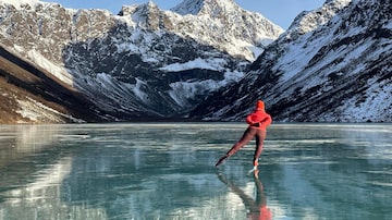 In an undated image provided by Paxson Woelber, Laura Kottlowski goes Nordic skating in Alaska. When a two-week, high-pressure window of cold, clear weather froze lakes south of Anchorage, adventurous skaters, including a New York Times writer, were ready. (Paxson Woelber via The New York Times) Ñ NO SALES; FOR EDITORIAL USE ONLY WITH NYT STORY ALASKA WILD SKATING BY ELAINE GLUSAC FOR FEB. 25, 2024. ALL OTHER USE PROHIBITED. Ñ. Foto: Paxson Woelber via The New York Times