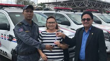 Prefeita de Nova Olinda do Maranhão, Iracy Weba, ao lado do marido, recece chave de viatura da polícia. Foto: Facebook/prefnovaolindama