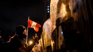 Manifestantes entram em confronto com a polícia em protesto contra o governo do presidente interino Manuel Merino, na praça San Martin, em Lima, Peru. Foto: ERNESTO BENAVIDES / AFP